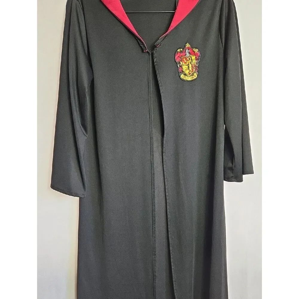 Harry Potter..Black Hooded Robe with Red Lining and Gryffindor Crest - Picture 3 of 13